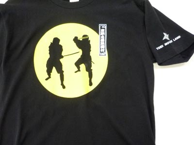 2色プリント／一部分をマスキングして、黒Tシャツではシルエットを地のTシャツの色で表現しています。